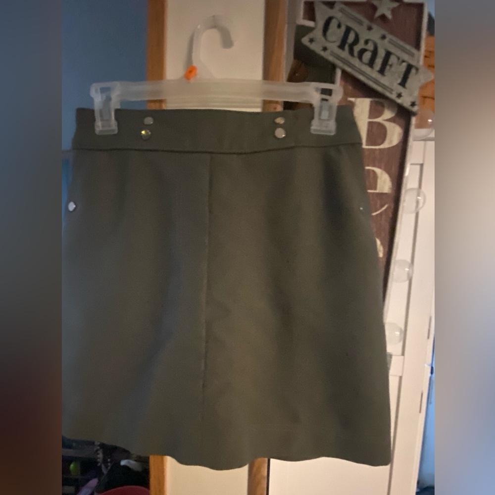 H&M Army Green Womens size 4 mini skirt 66%Polyester 34%Viscose w/pockets